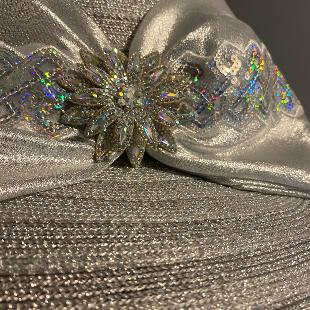 Elegant Silver Sequin Wide-Brim Derby fascinator Church  Hat with Bow and Brooch - Picture 4 of 6